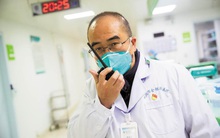 Vị bác sĩ chạy đua với tử thần ở tâm dịch Vũ Hán: Ngày đêm cứu chữa bệnh nhân dù vợ nhiễm virus corona, còn bản thân mắc bệnh nan y chỉ còn 3-5 năm để sống