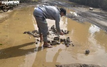 Cận cảnh đường nát như tương ở Hà Tĩnh, nhiều chỗ như 'vũng trâu đằm'