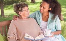 Khi trưởng thành, bạn sẽ nhận ra mình có 2 bàn tay, một để giúp đỡ chính mình, một để giúp đỡ người khác