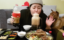 Mukbang: Trào lưu "ăn cho người khác xem" mang lại thu nhập hàng trăm triệu mỗi tháng nhưng đằng sau lại là góc khuất về sự cô đơn không ai biết