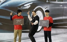 Khoảng thời gian hạnh phúc ngập tràn của Elon Musk: Vui vẻ nhảy múa trên sân khấu khi cổ phiếu Tesla thăng hoa, sắp đạt KPI vốn hóa 100 tỷ USD