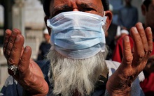 Khẩu trang bị cấm xuất khẩu ở Ấn Độ, "cháy hàng" ở châu Âu và Mỹ