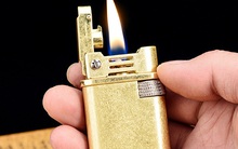 Bấm nút thang máy xong bật lửa đốt khử trùng -  sáng kiến "độc nhất vô nhị" dân chung cư chống dịch corona