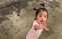 Tránh cháy rừng Australia, bé gái 18 tháng tuổi lại mắc kẹt ở tâm dịch virus corona