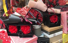 Hoa 'vĩnh cửu' tiền triệu đắt khách dịp Valentine