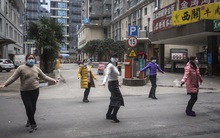 Cuộc sống lạc quan của người dân Vũ Hán giữa tâm dịch: Đánh cầu lông qua hàng rào, làm vlog để giải trí khi thành phố bị phong tỏa