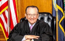 Hỏi bị cáo vô gia cư toàn câu chẳng liên quan, "Bao Công nước Mỹ" khiến toàn bộ phòng xử án lặng đi khi biết mục đích đằng sau: Thiện ý tốt thay đổi vận mệnh cả một con người