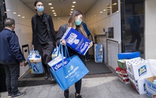 SCMP: Thay vì lùng sục Hermès, Gucci, Chanel, tín đồ hàng hiệu Trung Quốc săn nước rửa tay, giấy vệ sinh