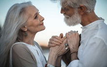 Để tình cảm vợ chồng luôn mặn nồng theo năm tháng, hãy áp dụng quy tắc 2-2-2