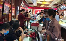 Vàng quay đầu giảm, khách xếp hàng bán vàng chốt lời lãi cả chục triệu đồng