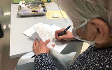 Rơi nước mắt trước cảnh mẹ già 90 tuổi chăm sóc con trai nhiễm virus corona trong bệnh viện: "Con trai, hãy mạnh mẽ và chiến thắng bệnh tật nhé!"