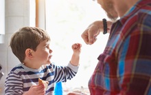 Đừng cố gắng dạy con cách để thành công, hãy giúp con trở thành người tốt: Một người tử tế sẽ luôn có nhiều khả năng thành công hơn trong tương lai