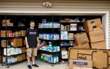 Đầu cơ hơn 17.000 chai nước rửa tay để thu lãi gấp 70 lần, thanh niên nhận quả báo xứng đáng: Đừng cố làm giàu trên nỗi sợ của người khác!