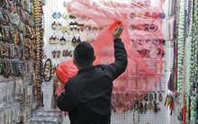 COVID-19 hạ nhiệt tại Trung Quốc, công xưởng thế giới cựa mình trở lại