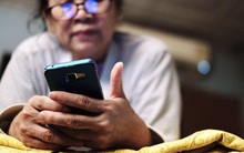 Xem TikTok và mua hàng trực tuyến, Covid-19 khiến người già không còn lạc hậu