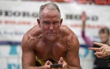 Phá kỷ lục Guinness với hơn 8h ở tư thế plank, người đàn ông 62 tuổi khiến giới trẻ phải thán phục: Sức mạnh con người nào có giới hạn!