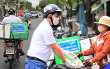 Ấm lòng những suất cơm miễn phí ship tận nơi cho người nghèo ở Đà Nẵng trong mùa dịch Covid-19