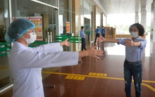 Cái ôm đặc biệt thời Covid giữa nữ phóng viên và bác sỹ điều trị: "Nhất định khi hết dịch, 2 chị em sẽ ôm nhau thật chặt"