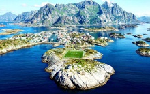 Những sân bóng độc lạ nhất hành tinh: Khung cảnh mơ mộng như chốn thần tiên, bập bềnh giữa biển khơi hay sẵn sàng co giò chạy chối chết vì tiếng súng sát bên tai