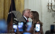 Bước sang tuổi 50, Đệ nhất phu nhân Mỹ được khen "vẻ đẹp không tuổi" cùng lời chúc sinh nhật đặc biệt của Tổng thống Mỹ