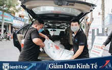 Ảnh: Người Sài Gòn ùn ùn chở gạo đến góp, máy "ATM" cũng nhả gạo như nước cho người nghèo