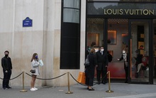Hermès, Louis Vuitton, Chanel... rục rịch mở cửa trở lại sau lệnh giãn cách ở châu Âu: Hàng loạt biện pháp an toàn được tăng cường để thu hút, nhân viên đếm từng khách một