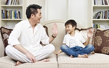 Lời khen không đúng cách cũng như "mũi khoan ngầm" hủy hoại tương lai của trẻ theo cách ít người nghĩ tới: "Con là giỏi nhất", hãy ngưng vuốt ve trẻ tai hại như thế