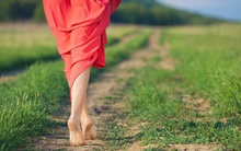 Những lợi ích tuyệt vời từ việc thiền đi bộ: Không chỉ giải phóng dòng suy nghĩ phiền phức mà còn cải thiện hạnh phúc, sự sáng tạo