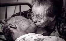 Bức ảnh khiến hàng tỷ người rơi lệ: Từ đôi thanh mai trúc mã trở thành vợ chồng và nụ hôn động viên tạo nên kỳ tích cho người đang nguy kịch