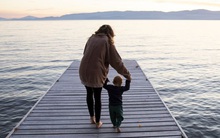 Cậu bé “thiểu năng trí tuệ” bị thầy đuổi học nhưng trở thành thiên tài vĩ đại nhất thế giới nhờ thứ này của mẹ