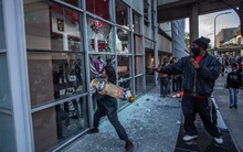 Kinh tế Mỹ "họa vô đơn chí": Chưa thể vực dậy sau khủng hoảng Covid-19, giờ đây lại chìm sâu trong bạo lực và biểu tình