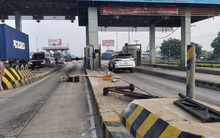 Xe tải va vào trạm thu phí cao tốc TPHCM-Trung Lương, nhiều công nhân thoát chết