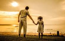 Cha gửi con gái nhỏ 9 bài học về tiền bạc và cuộc sống ông đã dành cả cuộc đời để ngẫm: Thành công không chỉ là có tiền, con đừng mù quáng nghe theo mọi lời khuyên