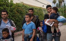 Mỹ ngừng cấp thẻ xanh định cư cho đến cuối năm 2020