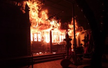 Hà Nội: Đền Quan Tam Lâm Du ở Long Biên cháy dữ dội trong đêm