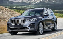 Đại lý, hãng xe ồ ạt tung chiêu khuyến mại: Mua ô tô tặng kèm mô tô phân khối lớn, miễn phí trước bạ cho khách mua xe