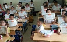 Hình ảnh gây tranh cãi nhất năm: Học sinh lạc lõng trong lớp vì không được giấy khen và tâm thư của một thầy giáo