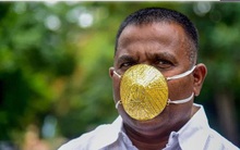 Khẩu trang đính vàng và kim cương “hút” khách ở Ấn Độ