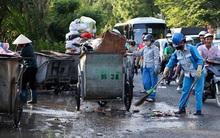 Lao công 'vật lộn' với rác thải ùn ứ, chất đống ở Hà Nội