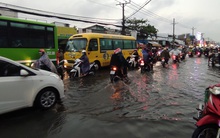 Đường phố cửa ngõ phía Tây TPHCM lại biến thành... 'sông'
