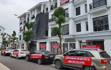 Giao dịch ảm đạm nhưng BĐS Hà Nội nóng với tranh chấp, từ chung cư đến biệt thự căng kín băng rôn