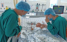 Chị em Trúc Nhi - Diệu Nhi nhoẻn miệng cười tươi rói khi được gặp bố mẹ, dù nằm 2 giường cách xa nhưng luôn hướng ánh nhìn về nhau