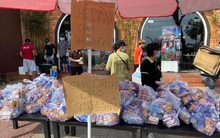 Tình người trong lúc khó khăn vì Covid-19 ở Đà Nẵng: Phát mì tôm dọc đường cho sinh viên, đưa nước miễn phí vào bệnh viện C