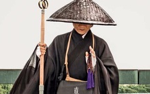 Chồng cờ bạc nửa đêm về thấy đàn ông lạ trong nhà, hôm sau hỏi danh tính thì lập tức tu chí