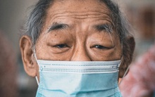 Tiệm cắt tóc hoạt động suốt 3 thập kỉ đóng cửa vĩnh viễn vì Covid-19, hình ảnh người thợ già lầm lũi ngày cuối cùng khiến nhiều người rơi nước mắt