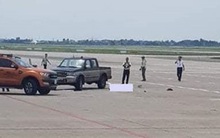 Trước khi tông nữ nhân viên tử vong trong sân bay Nội Bài, xe bán tải đã vượt xe cùng chiều