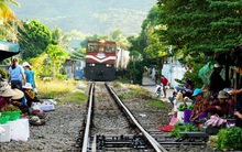 Bất chấp nguy hiểm, người dân vô tư họp chợ trên đường sắt