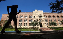 Đại học Harvard và MIT kiện Bộ Di trú Mỹ vì quyết định cấm cửa sinh viên học online