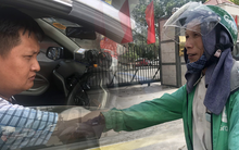 Tài xế taxi, xe ôm vắng khách, cả ngày vật vạ ngoài đường dưới cái nắng nóng trên 50 độ của Thủ đô