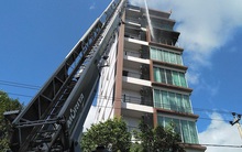 Cháy khách sạn ở Nha Trang, lực lượng chức năng đang nỗ lực chữa cháy